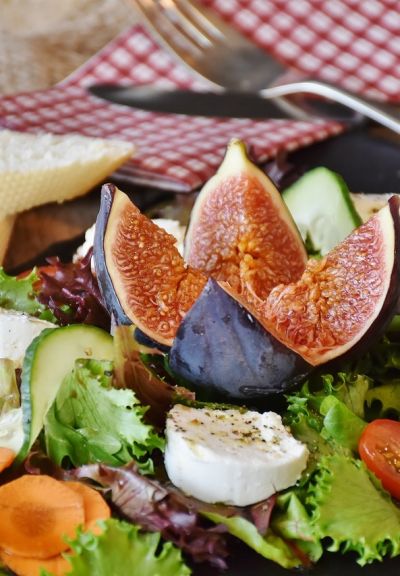 Salad appetizer with bread and cheese