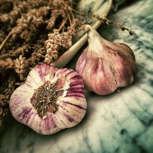 What are the benefits of chewing raw garlic